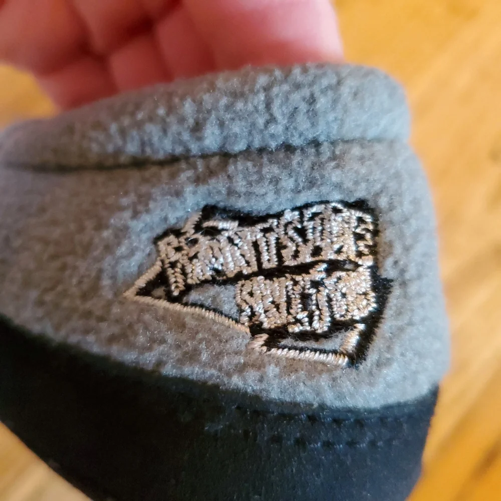 Vintage Boys' Old Navy grey fleece snowboarding slippers Size S (7/8)